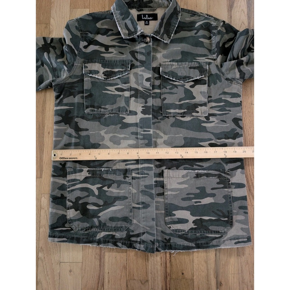 Lulus Camo Chore Jacket Shacket Lightweight Distressed Long Sleeve Womens Medium - Picture 8 of 16